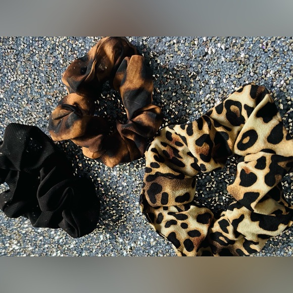 BUNDLE LOT of (6) HAIR SCRUNCHIES |
3 Velvet | 3 Chiffon | - Picture 6 of 7